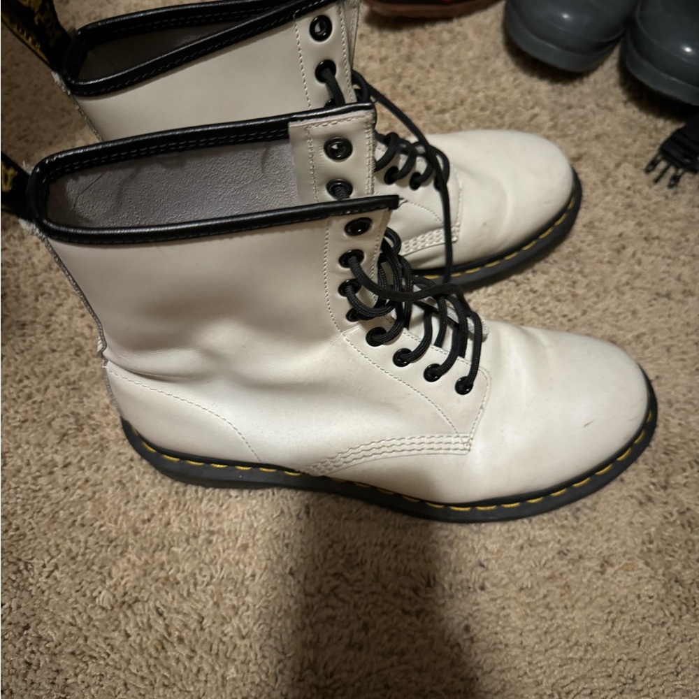 Selling these gently used boots